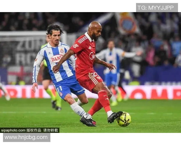 西甲激战再起巴列卡诺主场迎战巴伦西亚争夺三分 西甲激战再起巴列卡诺主场迎战巴伦西亚争夺三分